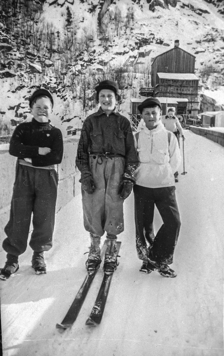 Gutar på skitur på Ringedalsdammen