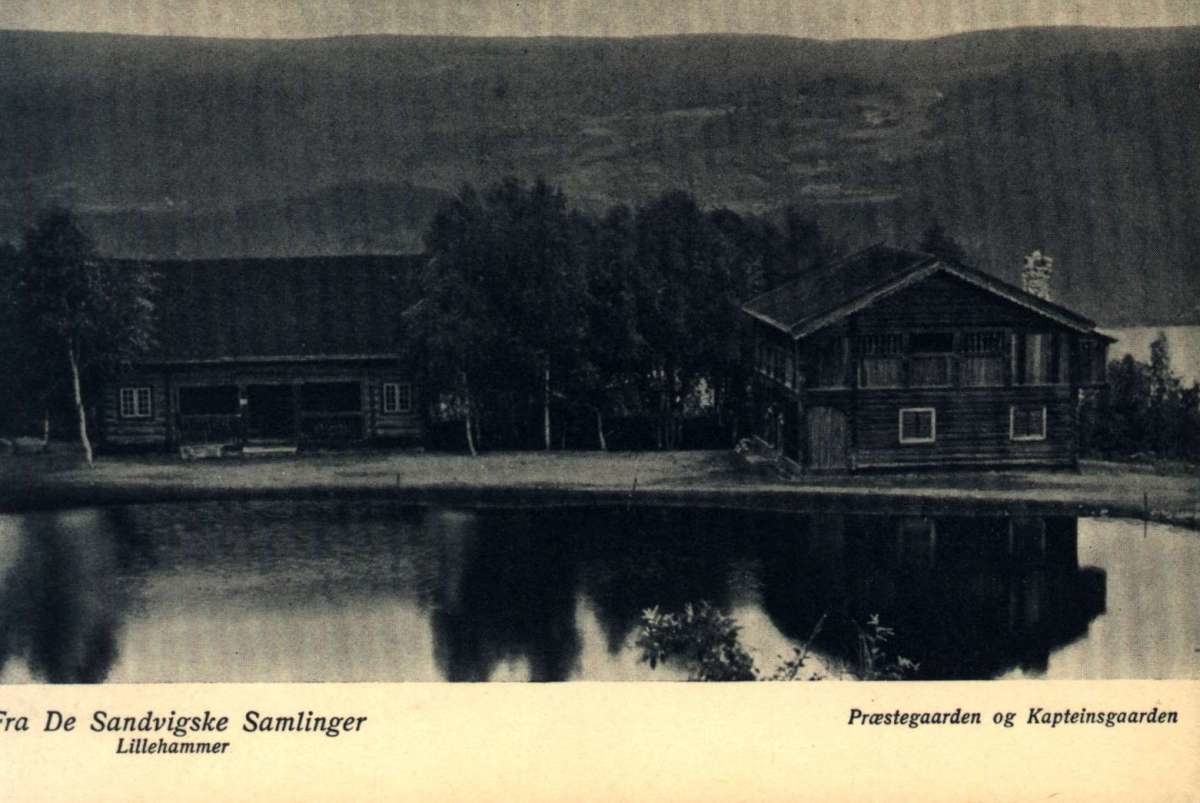 Postkort.  "Fra De Sandvigske Samlinger, Lillehammer. Præstegaarden og Kapteinsgaarden"