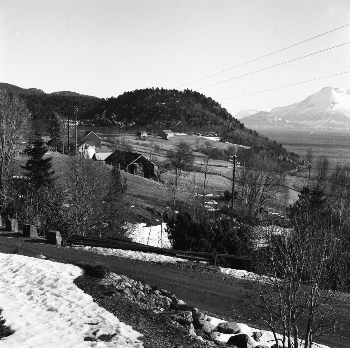 Prospektfotografier i serie av et gardsanlegg på Eikrem.