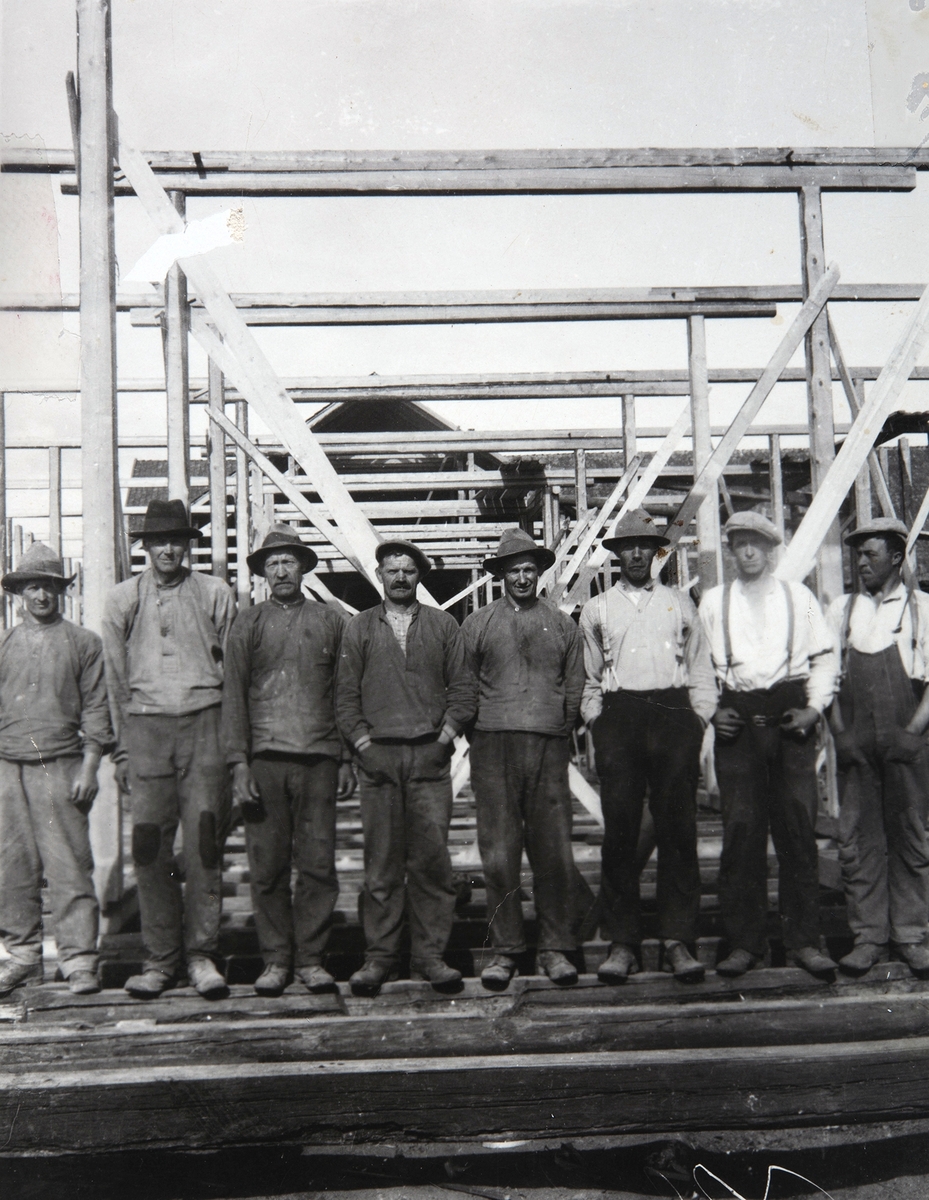 Fokhol gård, Stange. Bygging av låven, 1931. Snekkere f. v. Kristian Nybakk, Even Slettli, Hans  ....?, Emil Dahl, Magnus Kristiansen, Eivind Strandli, Alfred Halvorsen, Ludvik Kristiansen.