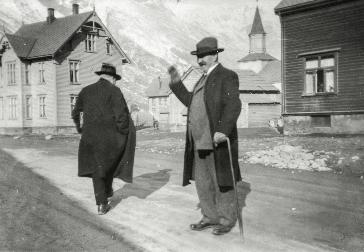 Johannes Reisæter og Helge O. Hagen i Tyssedalsvegen på Almerket.