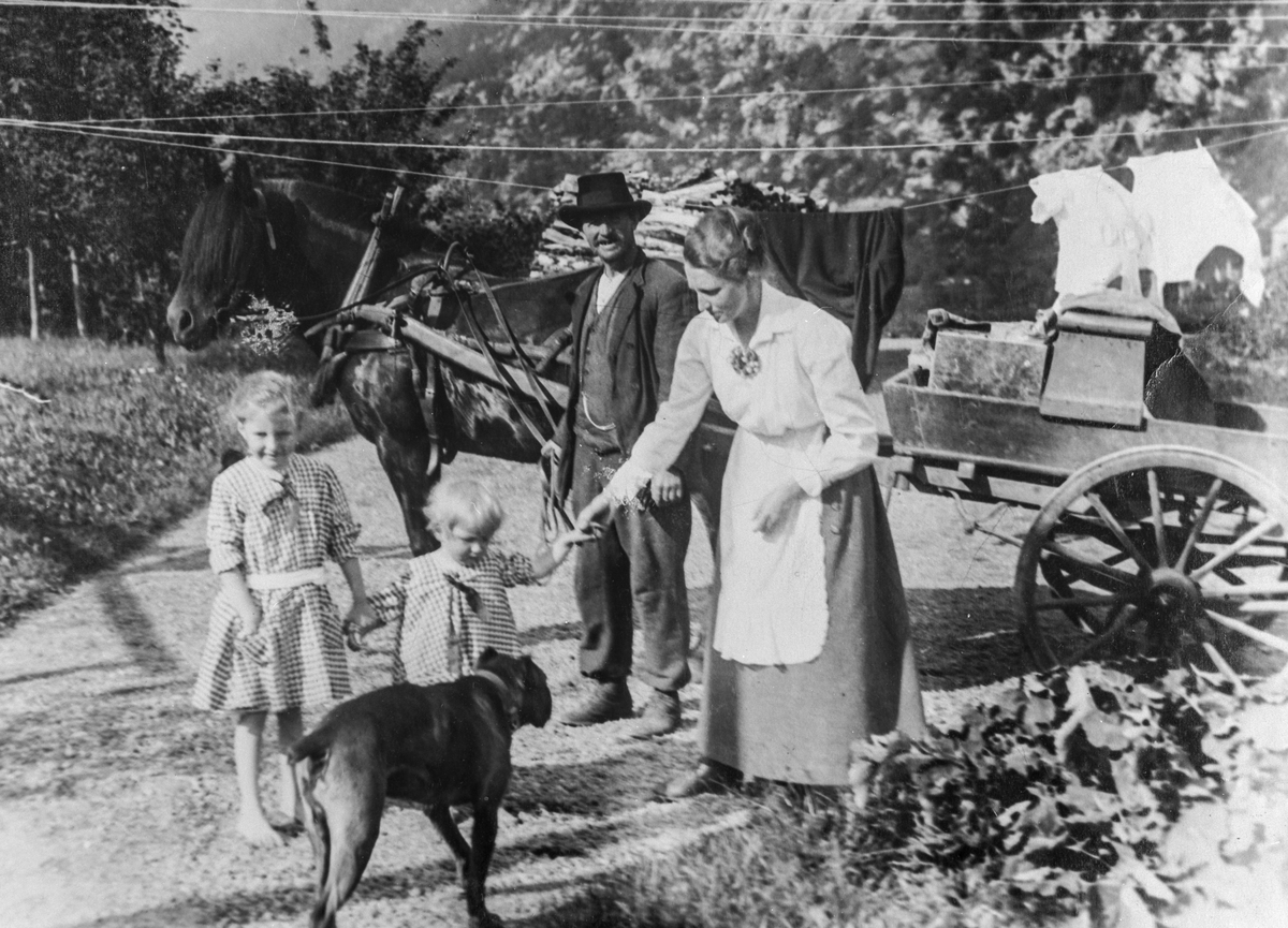 Lizzy Bruce med døtrene Karen og Gudrun. Steffen S. Hellene med hest og vogn står bak.