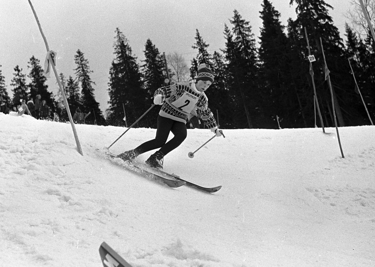 En slalåmkjører på vei ned Rødkleiva, NM slalåm junior Fotografert 8. mars 1964.