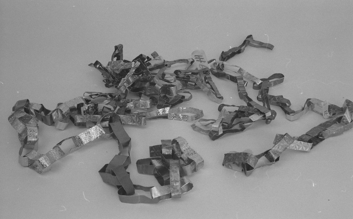 Julepynt
HH.1973-0067A - Julekorgens historie, Ark nr 1 og 2
HH.1973-0067B - Ark nr 7, stjerne
HH.1973-0067C - Ark nr 8, hjemmelagede lenker
HH.1973-0067D - Ark nr 9, liljer
HH.1973-0067E-H - Lenke i glans og sølvpapir
