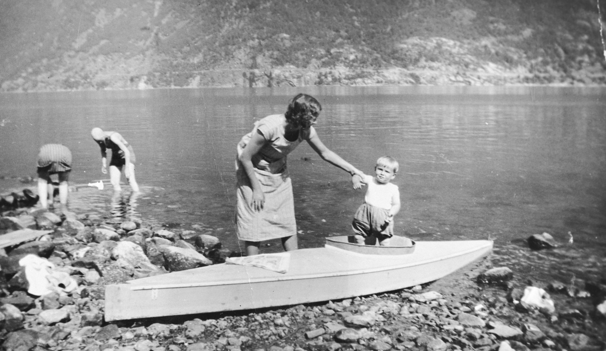 Familien Mørk på tur til badestranda på Kvitno