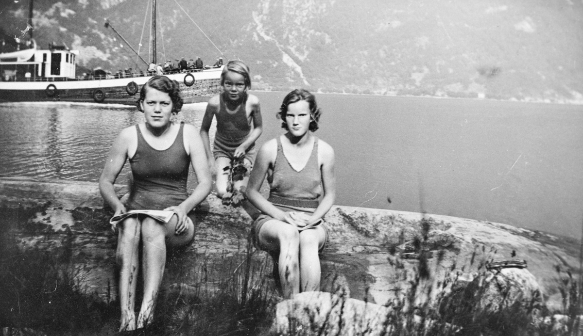 Inga Torkelsen med Nora og Astrid Mørk ved fjorden på Egne Hjem. 