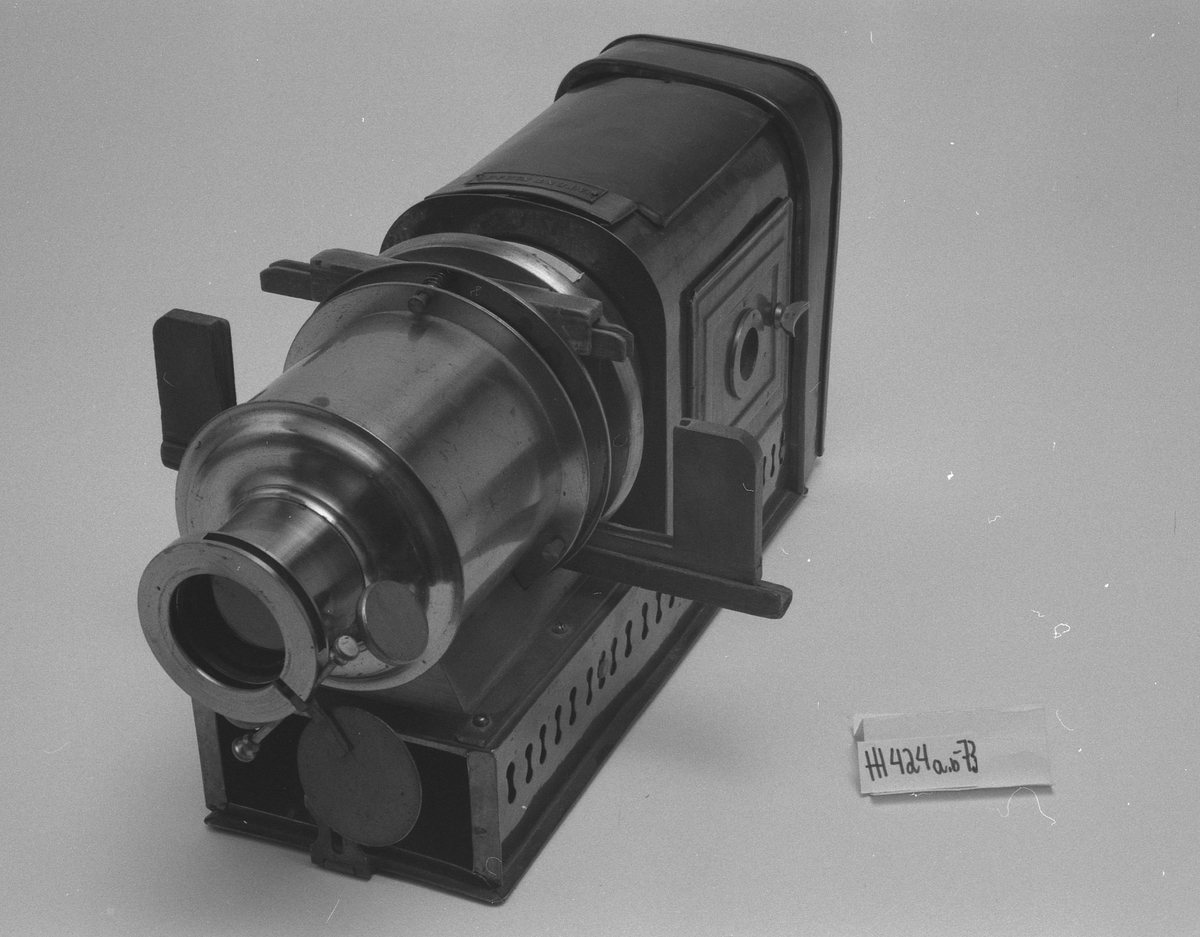 HH.1973-0424A - Lysbildeapparat
HH.1973-0424B - Trestativ for lysbilder