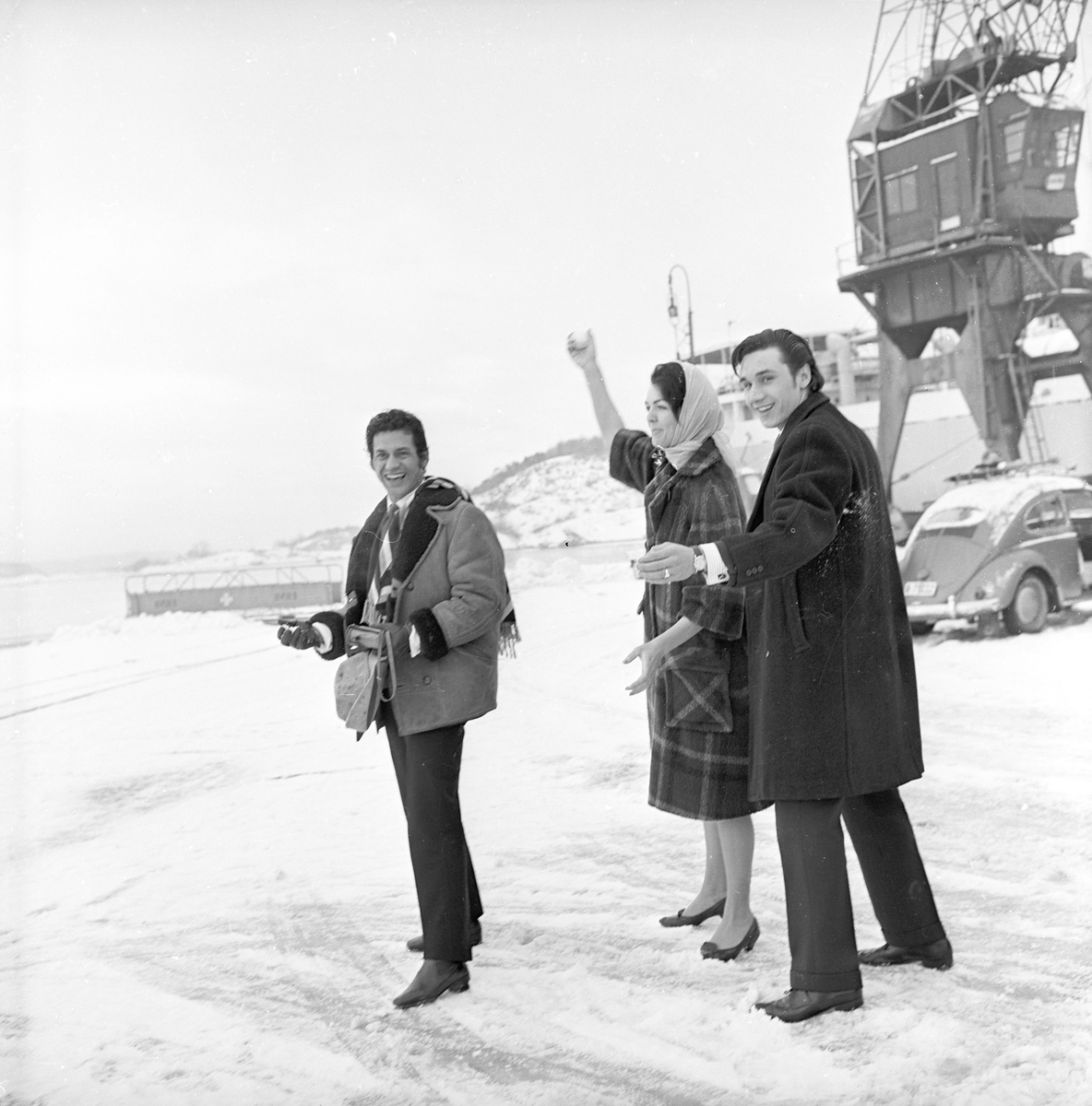Skuespillere fra "West Side Story" i Oslo ute i snøen. Fotografert 04.04.1962