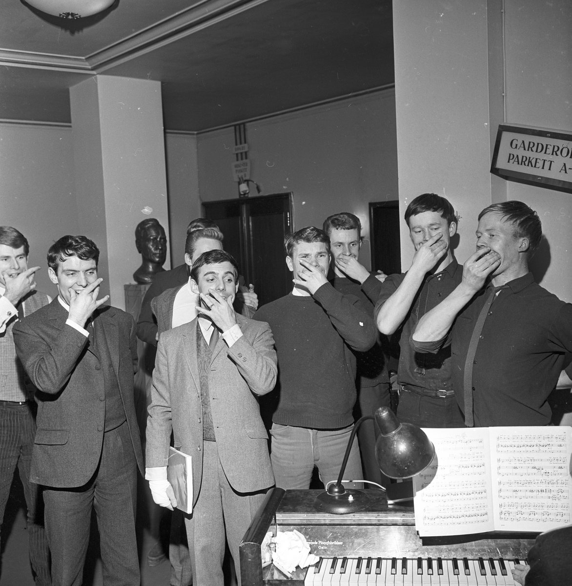 Skuespillere fra "West Side Story" i Det Norske Teatret øver på sang. Fotografert 06.02.1965.