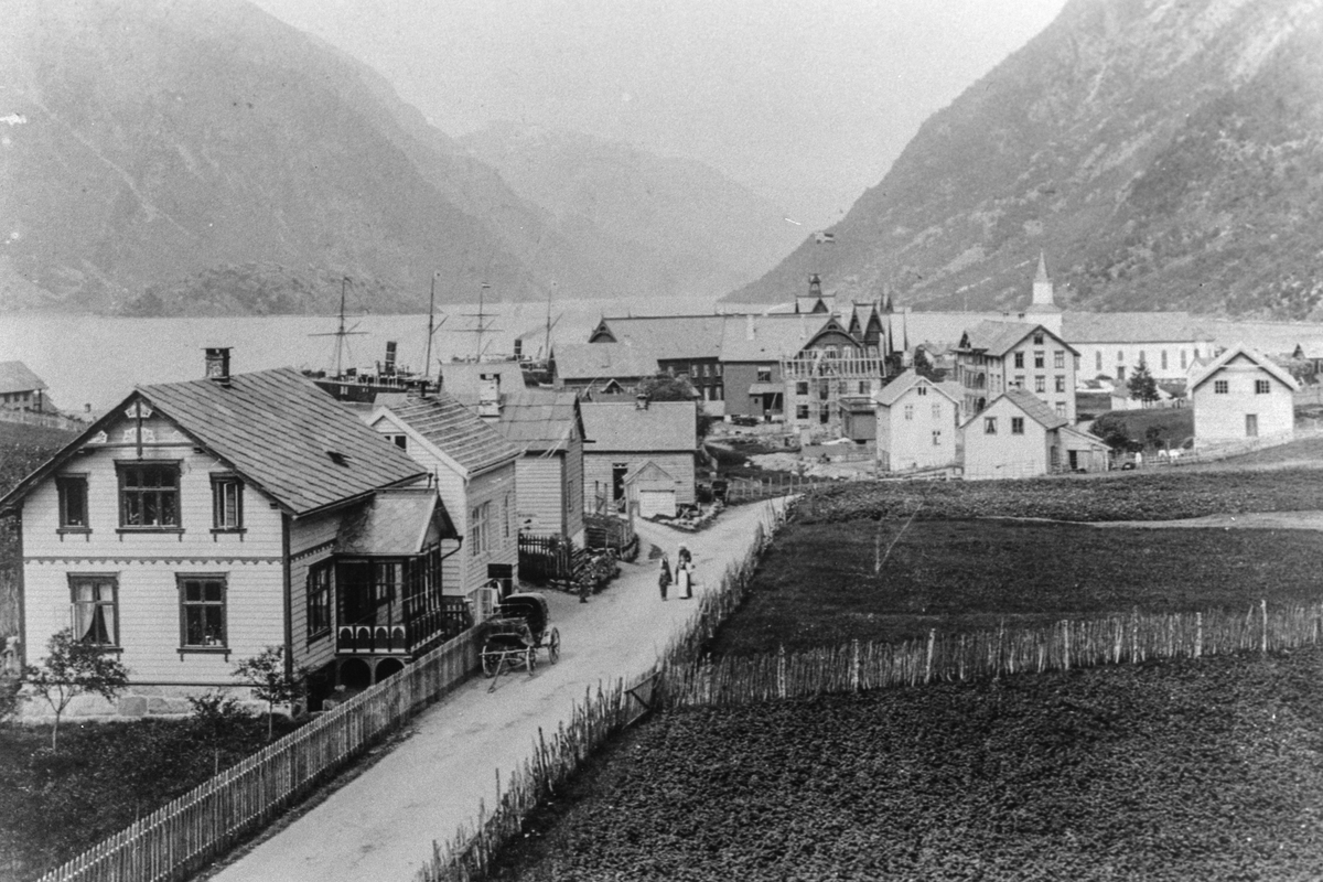 Odda sentrum og Røldalsvegen ca. 1900