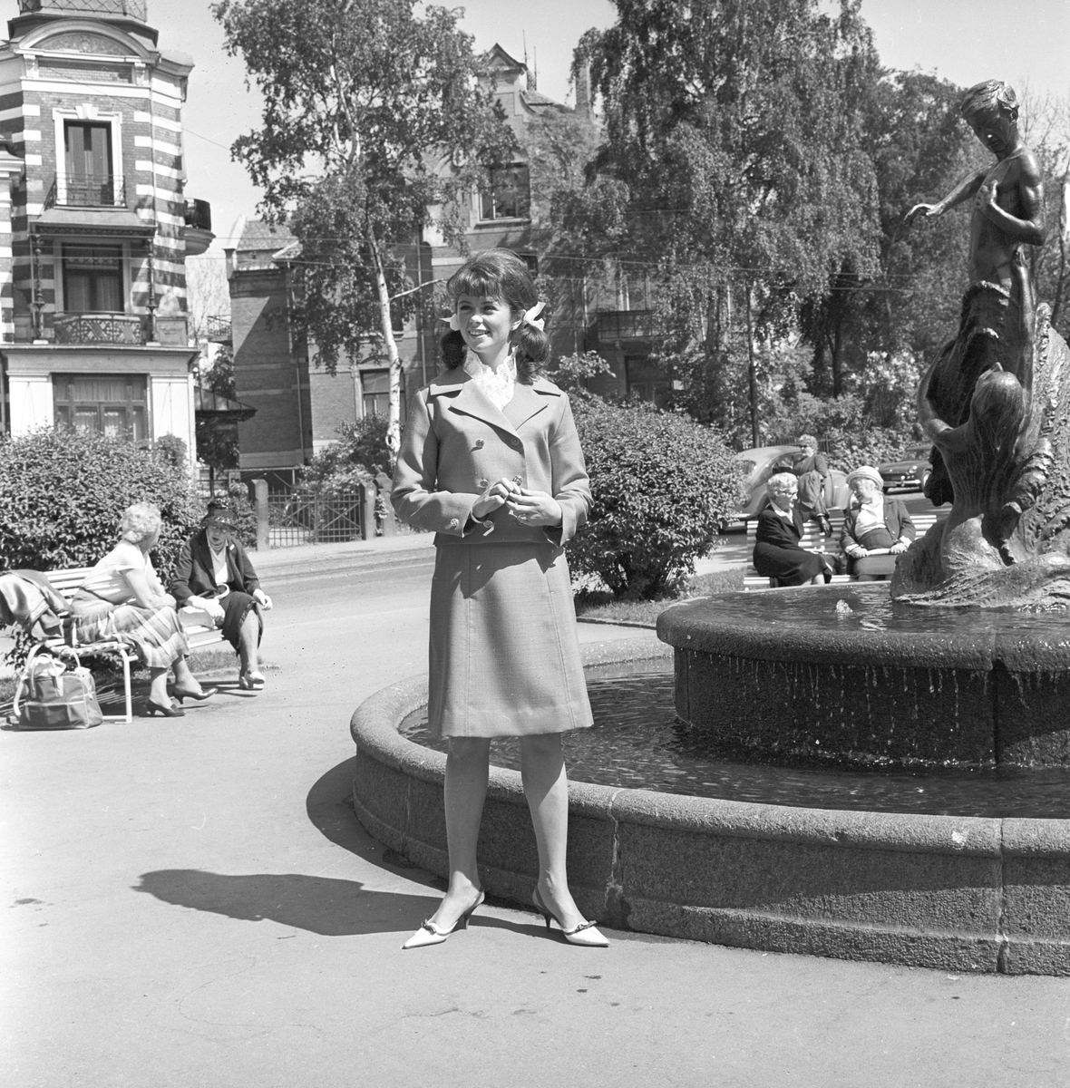 Wenche Myhre står ved en fontene. Fotografert 10.06.1965.
.