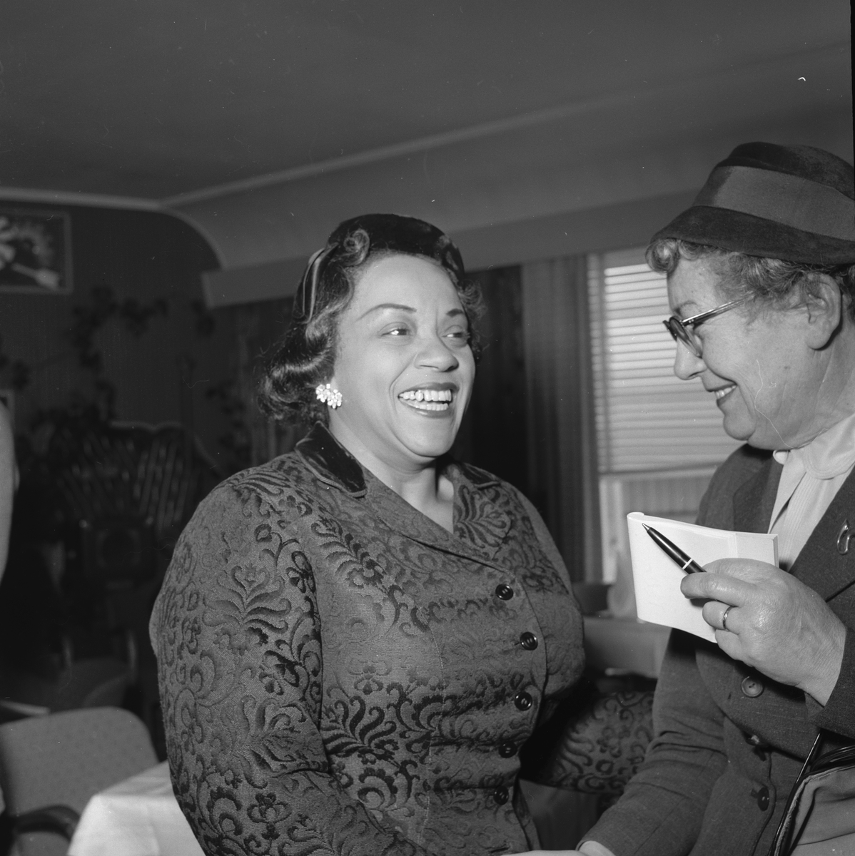 Sangere til oppsetning av "Porgy and Bess" på Folketeatret. Sangeren Leesa Foster sammen med en dame. Fotografert april 1956.