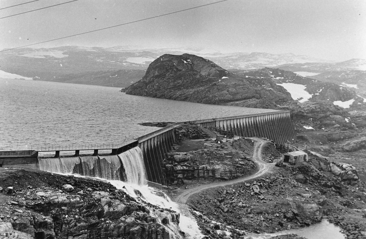 Demning og overløp ved Langavatnet.