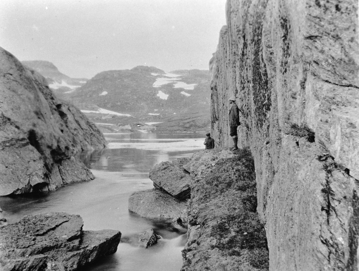 Folk ved utløpet til Håvardsvatn.