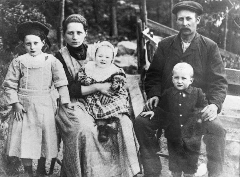 Familien Brita og Ola Skjeldås med tre barn.