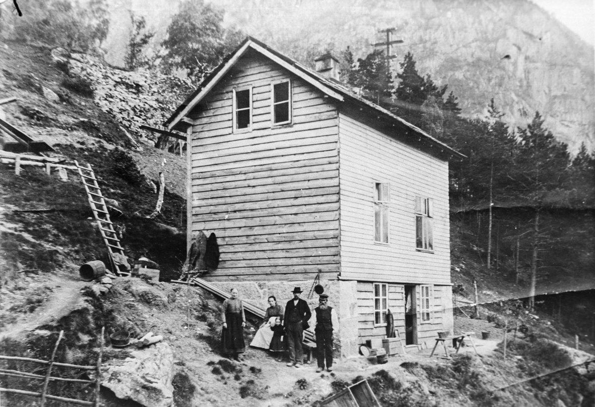 Fam. Skjeldås ved huset sitt i Tyssedal.