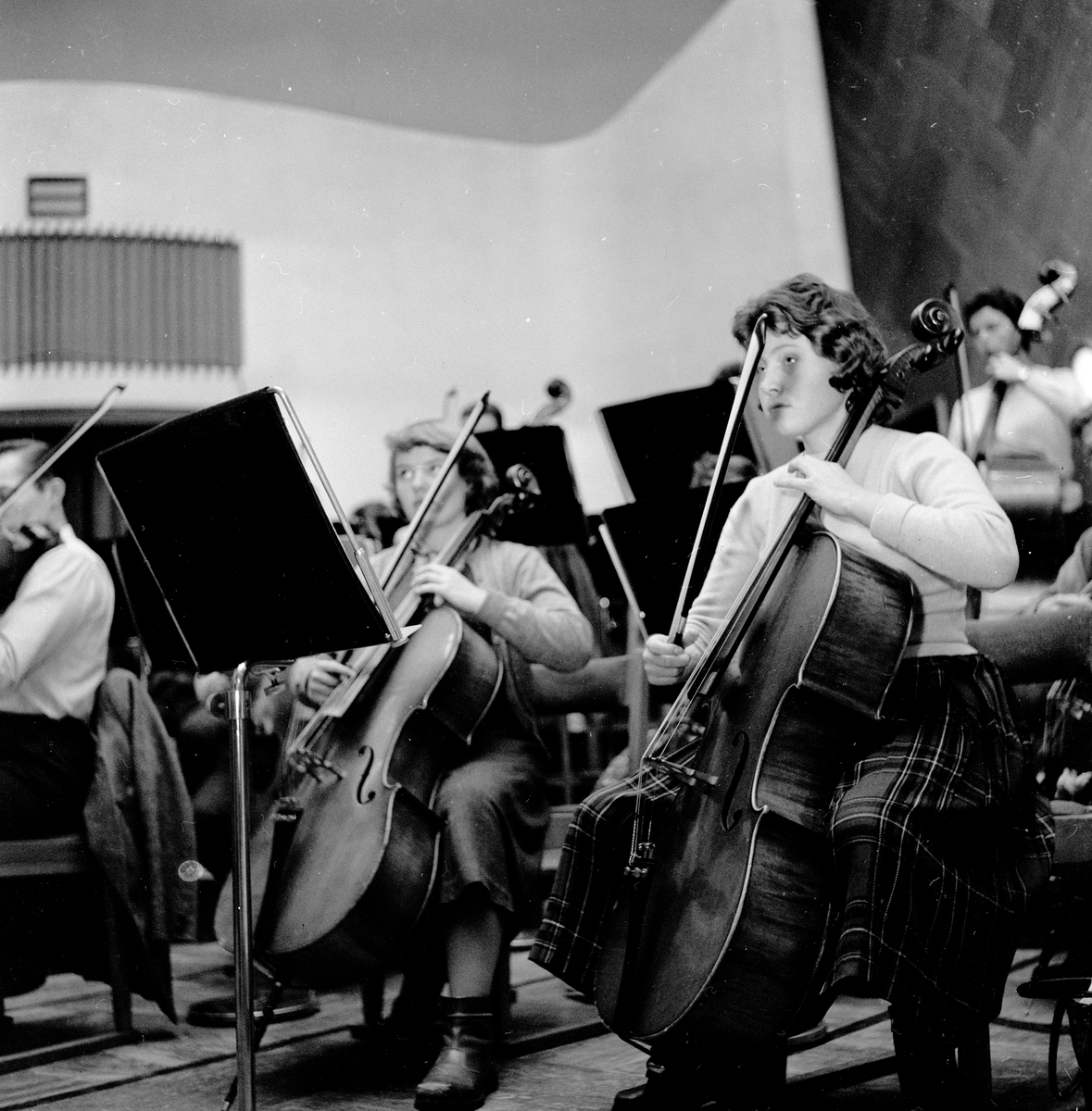 Kringkastingens Juniororkester øver, to piker spiller på cello. Fotografert 15. desember 1958.