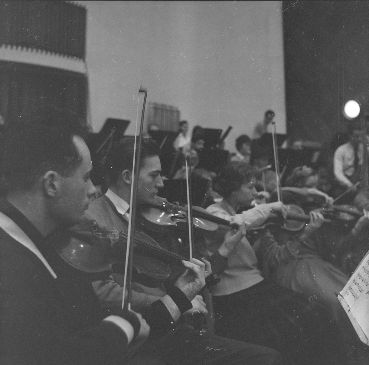Kringkastingens Juniororkester øver, flere spiller på fiolin. Fotografert 15. desember 1958.