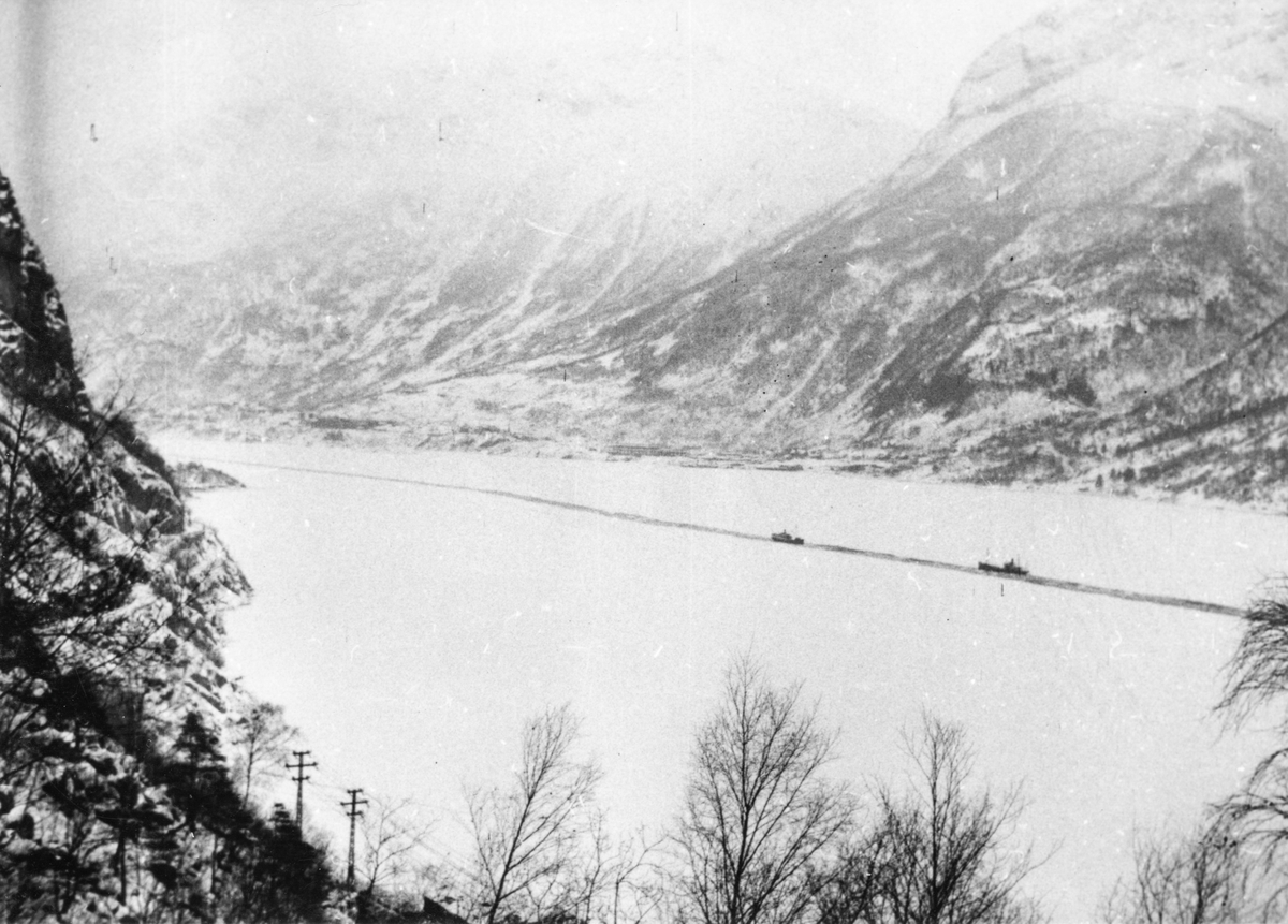 Båtar lagar råk i isen på Sørfjorden.