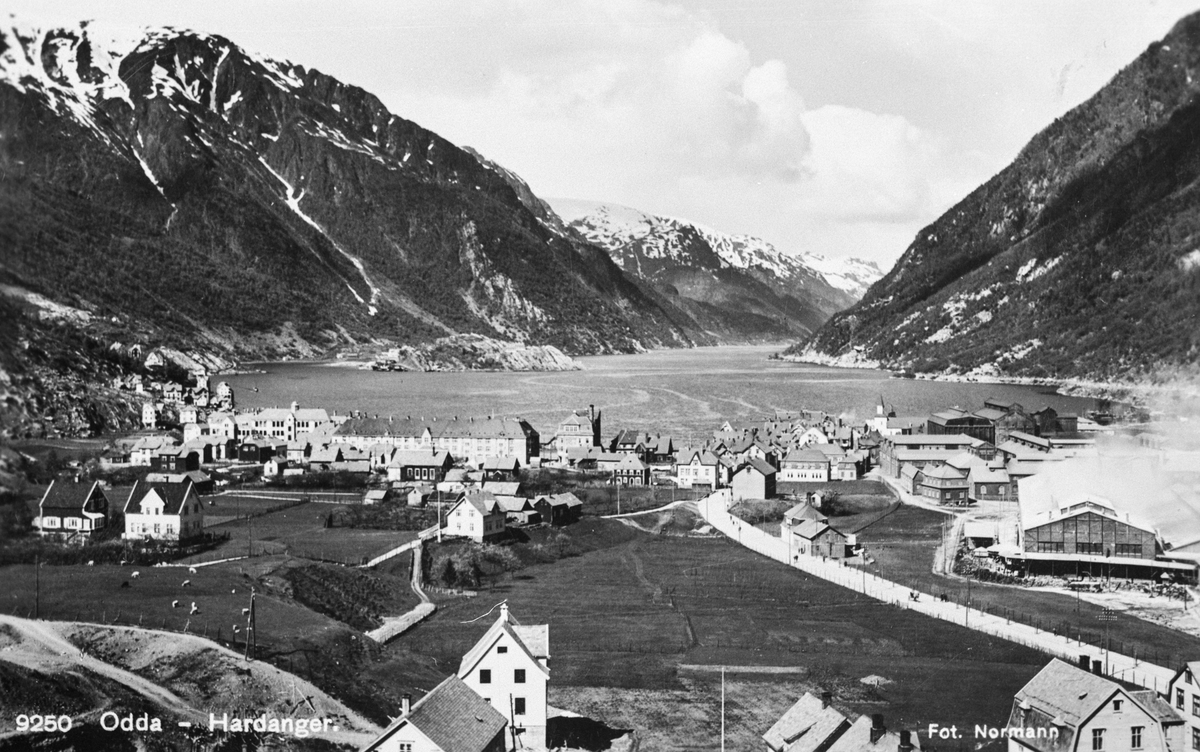 Postkort; Odda sentrum på 1920-talet.