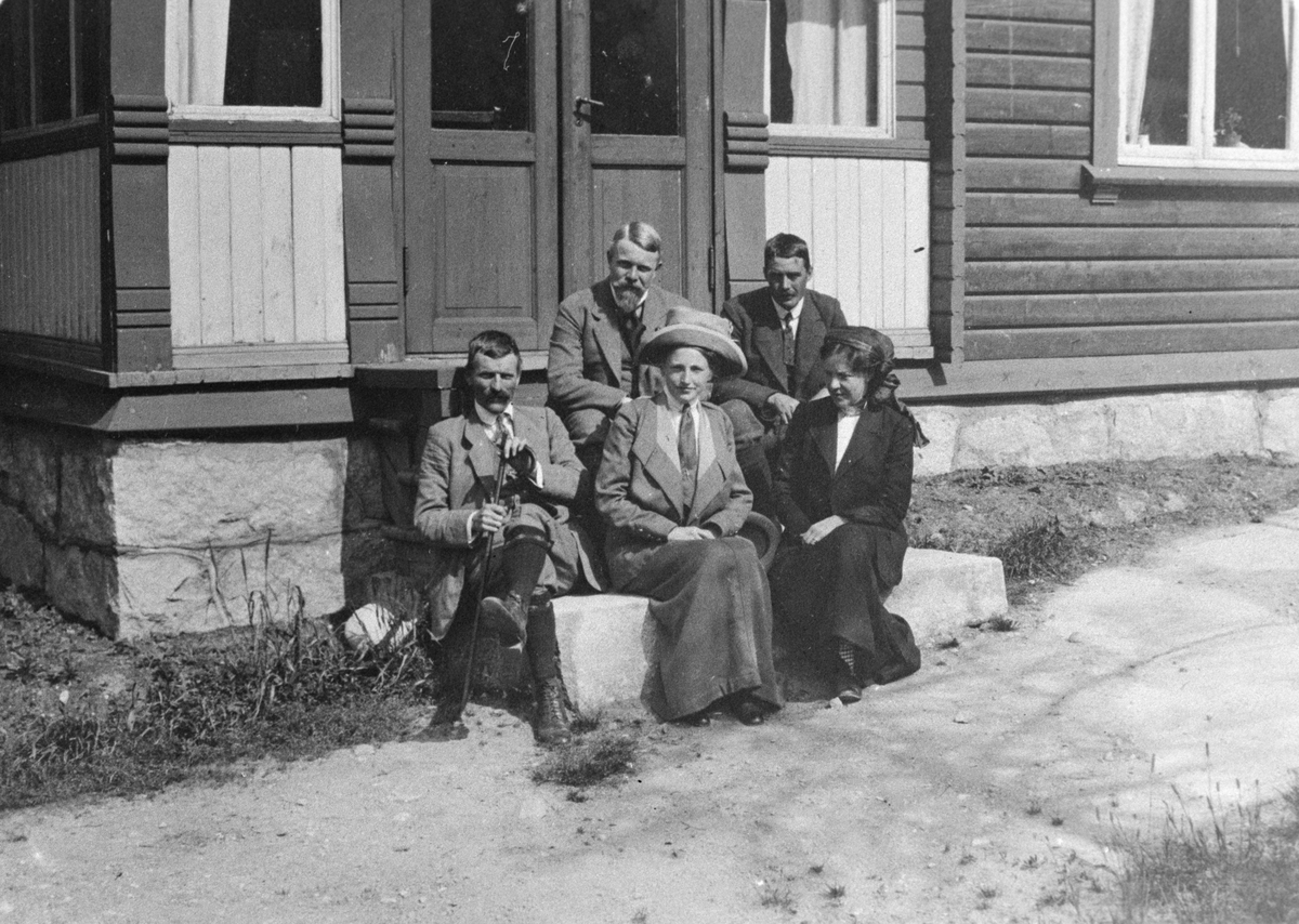 Folk på trappa framfor villaen i Skjeggedal.