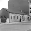 Systembolagets butik på Sankt Larsgatan i Linköping. Byggnaden uppfördes ursprungligen som del i stadens gasverk. Här dokumenterad av Östergötlands museum inför rivning.