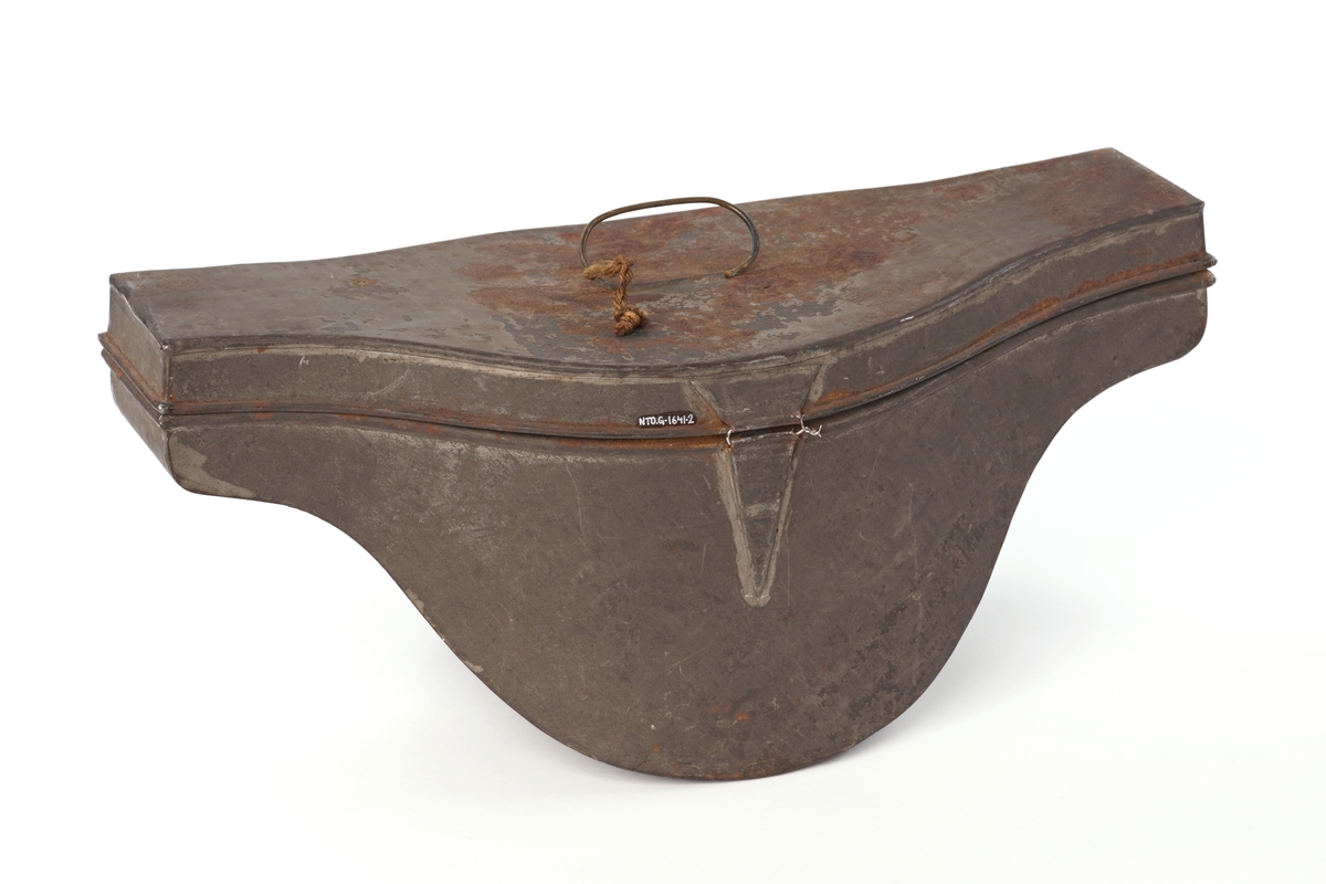 Snutehatt av sort, velurlignende stoff. Rød-hvit-blå kokarde, gulltresse med riksløveknapp. Gullpynt i hver snute. Brunn skinn til svetterem, blå silkefôr. To sort knapper (en mangler) i toppen av innsiden pull.
Metall hatteske til snutehatt.