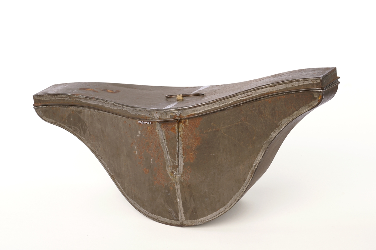 Snutehatt av sort, velurlignende stoff. Rød-hvit-blå kokarde, krysset med sortbånd festet med riksløveknapp. Fire tynne sorte snorer på hver side. Rødt skinn til svetterem, hvit silkefôr. Hvit knapp i toppen av innsiden pull. Sort lær hakerem.
Metall hatteske til snutehatt.