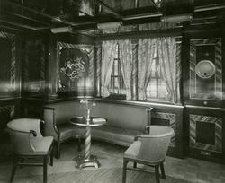 Hörn av andra klass musik- och sällskapsrum inne i M/S KUNGS