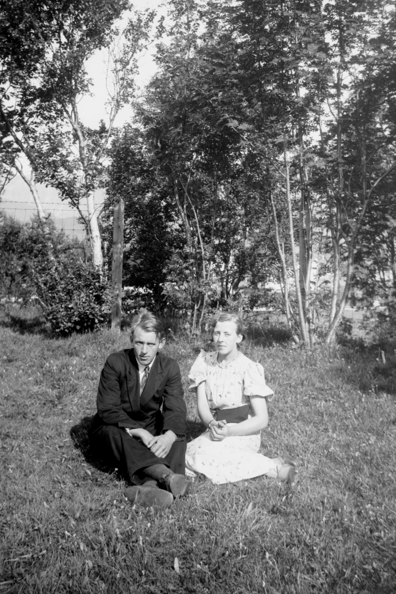 Astrøm Abrahamsen og Helga Abrahamsen, fotografert utendørs på Ibestad.