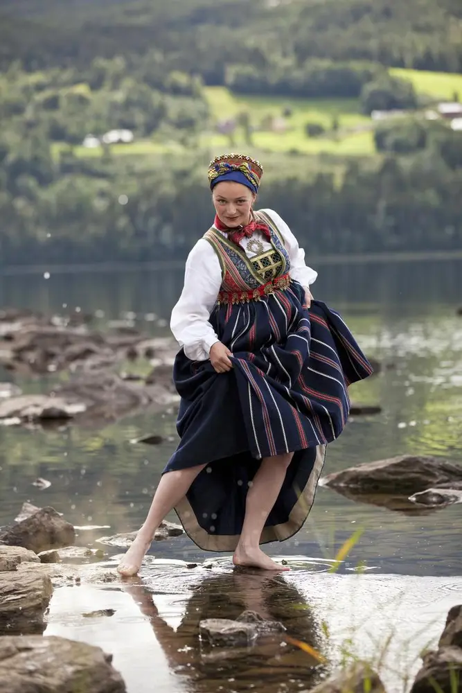 Kvinne i bunad utendørs