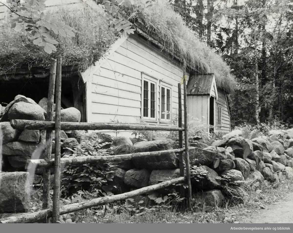 Bygdøy Folkemuseum. Dette huset fra Jæren er kanskje det første som faller ut i museets rasjonaliseringsplan. Juni 1975