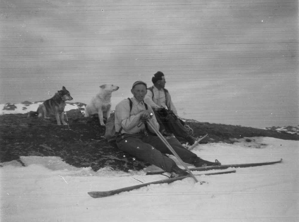 Leirfjord, Simsø. F.v.: Bonsak Simsø og Arne Tommassen på skitur i fjellet.
Bildet er brukt i Leirfjordkalenderen - mars 2012