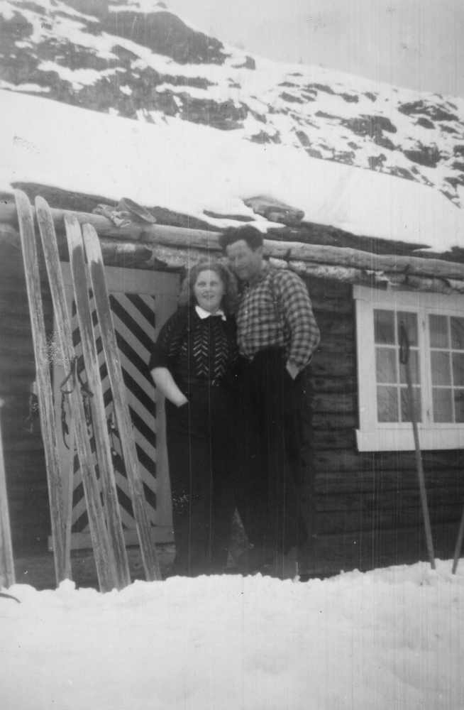 Leirfjord, Simsødalen. På hytta til Arne Thommasen i Vesterdalen. Arne sammen med Hedvig Margrethe Løkås.