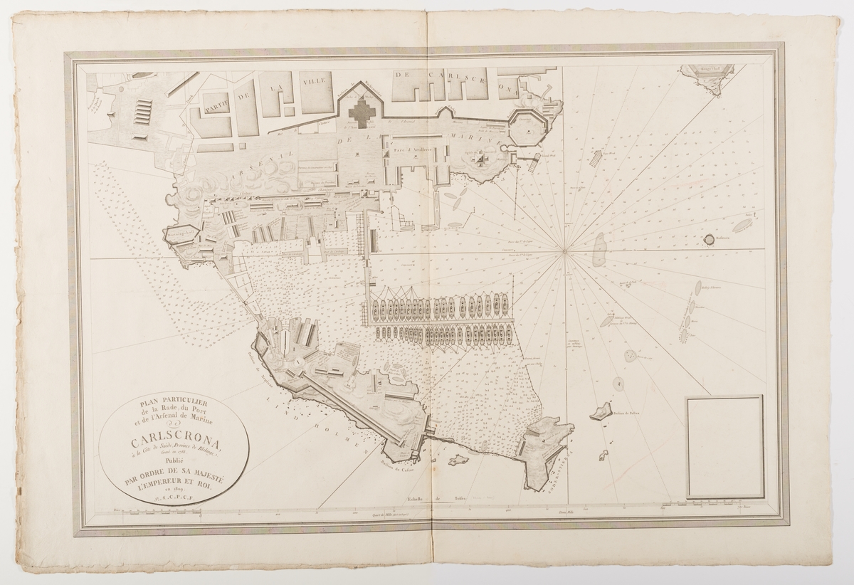 Verket består av två inbundna stadskartor från örlogsstaden Karlskrona. De var ursprungligen del av Fleurieus atlas "Neptune du Cattegatt et de la Mer Baltique" som innehåller 65 kartor. Första kartan visar gatunätet på Trossö samt örlogsvarvet på Lindholmen och Stumholmen. På vänster sidan finns en stadsvy som visar staden söderifrån med repslagarbanan på Lindholmen i centrum. Den andra kartan är ett förstorat utsnitt som visa området av örlogsvarvet.