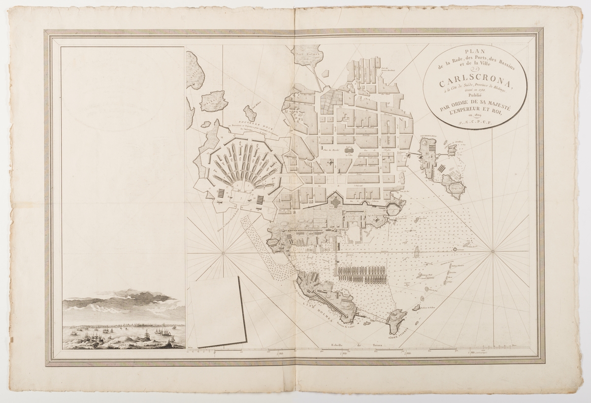 Verket består av två inbundna stadskartor från örlogsstaden Karlskrona. De var ursprungligen del av Fleurieus atlas "Neptune du Cattegatt et de la Mer Baltique" som innehåller 65 kartor. Första kartan visar gatunätet på Trossö samt örlogsvarvet på Lindholmen och Stumholmen. På vänster sidan finns en stadsvy som visar staden söderifrån med repslagarbanan på Lindholmen i centrum. Den andra kartan är ett förstorat utsnitt som visa området av örlogsvarvet.