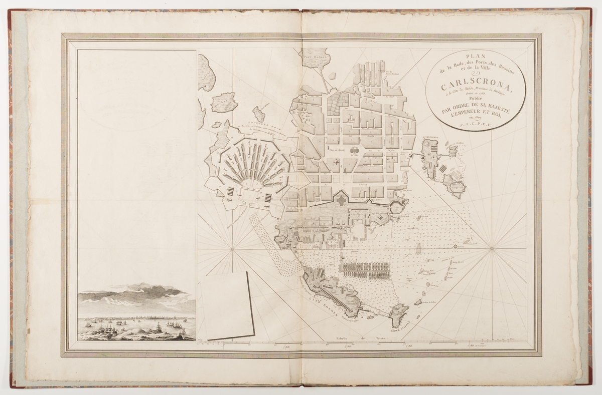 Verket består av två inbundna stadskartor från örlogsstaden Karlskrona. De var ursprungligen del av Fleurieus atlas "Neptune du Cattegatt et de la Mer Baltique" som innehåller 65 kartor. Första kartan visar gatunätet på Trossö samt örlogsvarvet på Lindholmen och Stumholmen. På vänster sidan finns en stadsvy som visar staden söderifrån med repslagarbanan på Lindholmen i centrum. Den andra kartan är ett förstorat utsnitt som visa området av örlogsvarvet.