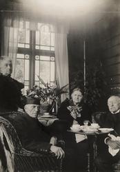 Jonas Lie med søster, bror og svigerinne.