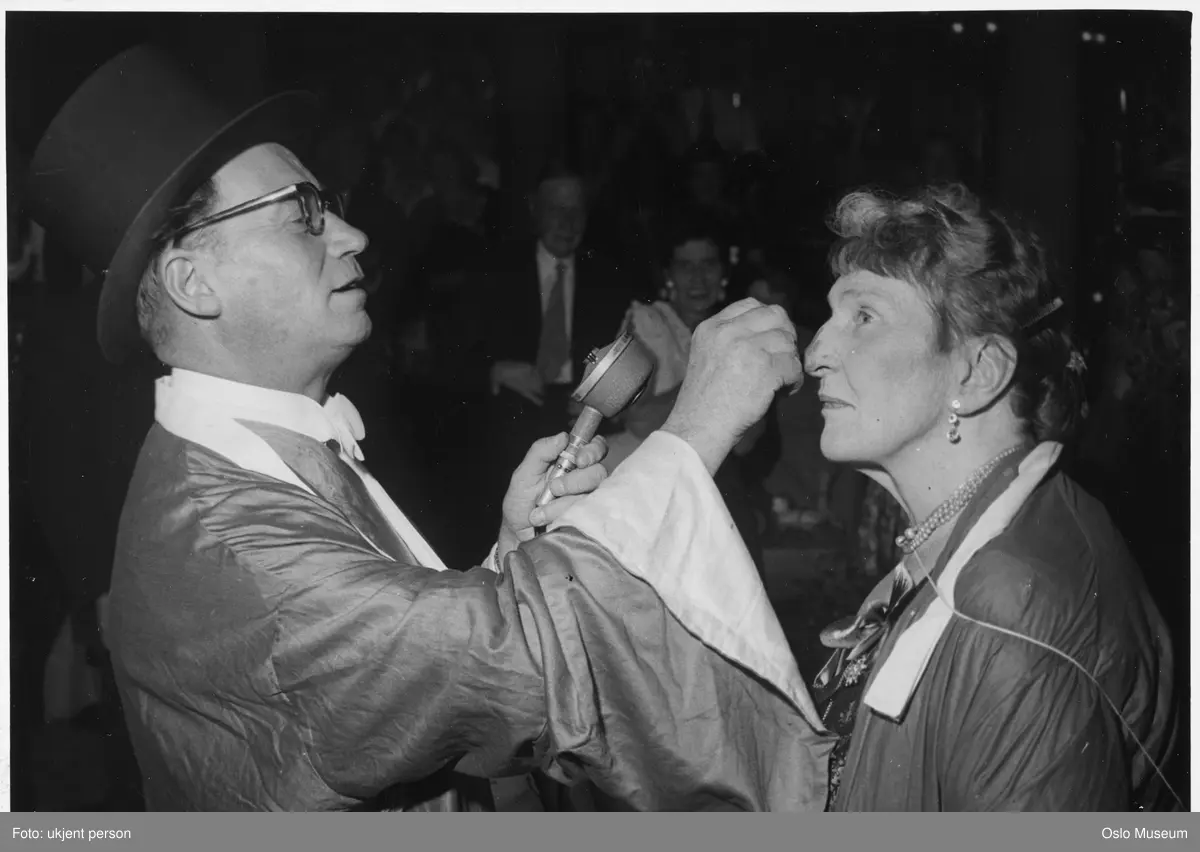 Kunstnernes restaurant Blom, interiør, feiring av Kunstnerforeningens 100-årsjubileum, utdeling av Purpurneseordenen, mann, kvinne, skuespillerinne