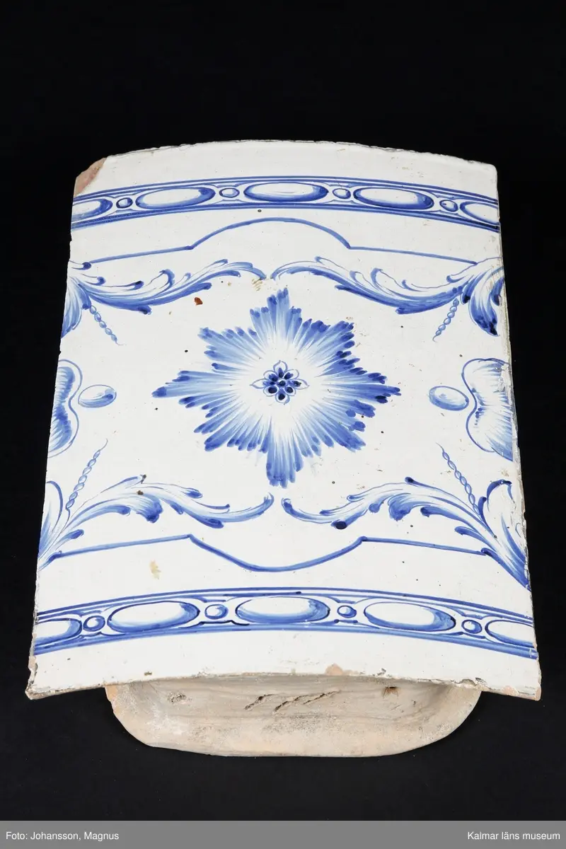KLM 9414. Kakelugn. Rund, vitglaserad med blå dekor i form av kvinnofigurer, bladrankor, mm. Av typiskt gustaviansk form, rikt dekorerad. Datering, 1790-1800. Till kakelugnen finns ett par luckor av mässing med ram samt inre luckor av järn, 36x31,5 cm.

Förteckning över samtliga kakel, med mått inom parentes, gjord i samband med inventering 1964:
:1. 29 st fasadkakel (32x22 cm)
:2. 5 st krönkakel (29x14 cm)
:3. 4 st listkakel (7x24 cm)
:4. 13 st kakelfragment