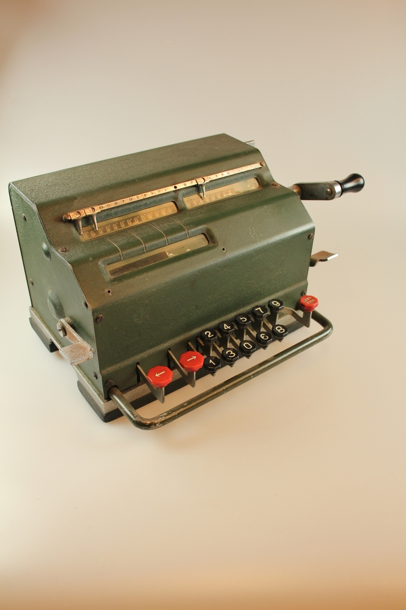 Maskina har 3 siffer-vindu, 13 tastar, 3 vipper og sveiv. Ytre sett god. Funksjonelt i ustand. Ein laus siffermarkør.