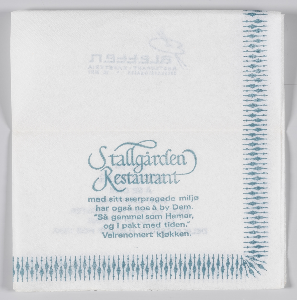 En palett og en reklametekst for Paletten restaurant og kafeteria og Stallgården restaurant på Hamar.