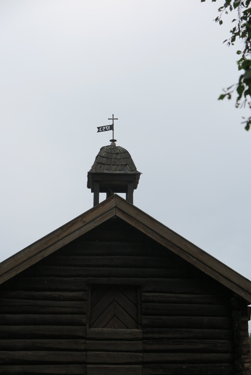 I dag står klokketårnet på stabburet, men av gamle bilder kan en se det gamle tårnet som en gang stod på den gamle låven. Både låve og klokketårn ble bygget rundt 1900 i sveitserstil. Klokketårnet som en gang huset matklokka på gården hadde kryssformet saltak og et kjegleformet midtparti. 
Låven ble revet en gang tidlig på 1980-tallet, og matklokka ble tatt ned. Et nytt klokketårn ble reist på det gamle stabburet med flere likhetstrekk med Løkenstabburet på Domkirkeodden. Av denne grunn fikk det nye klokketårnet samme utforming som tårnet på Domkirkeodden. Det var Per Otto og Einar Fjøsne som fikk det bygget.