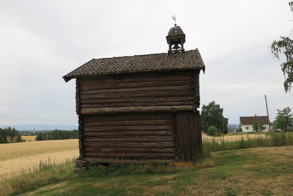 I dag står klokketårnet på stabburet, men av gamle bilder kan en se det gamle tårnet som en gang stod på den gamle låven. Både låve og klokketårn ble bygget rundt 1900 i sveitserstil. Klokketårnet som en gang huset matklokka på gården hadde kryssformet saltak og et kjegleformet midtparti. 
Låven ble revet en gang tidlig på 1980-tallet, og matklokka ble tatt ned. Et nytt klokketårn ble reist på det gamle stabburet med flere likhetstrekk med Løkenstabburet på Domkirkeodden. Av denne grunn fikk det nye klokketårnet samme utforming som tårnet på Domkirkeodden. Det var Per Otto og Einar Fjøsne som fikk det bygget.