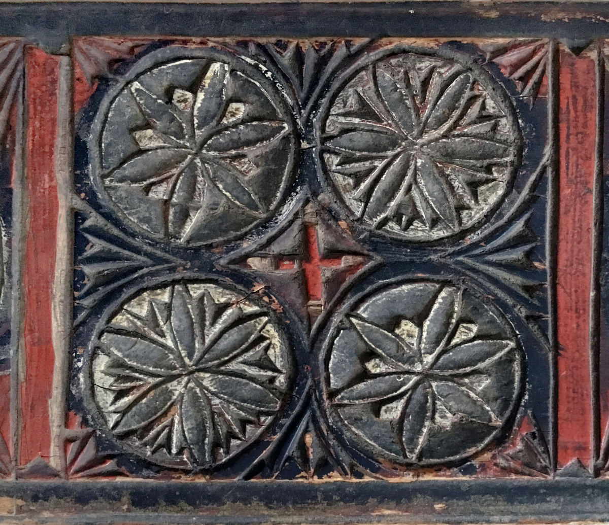 Mangletreet er malt rødt, sort og kvitt. Karveskurd. Hestehåndtak. Afrundet foran. Dekorert med store og små seksbladsroser.