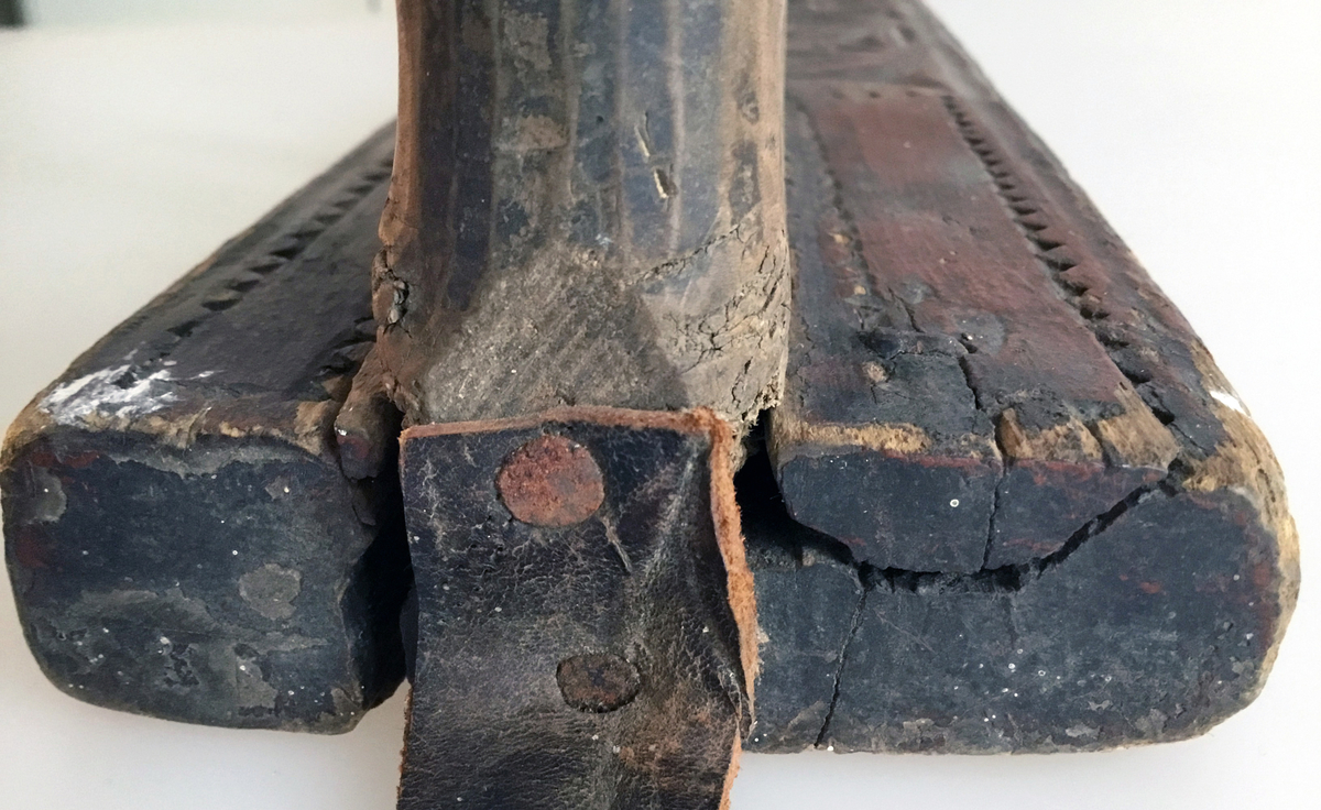 Mangletreet er malt rødt med to gule rosetter. Dekortert med store og små rosetter med seksbladsroser, og sikksakkbord ved håndtaket. Hestehåndtak. Datert 1804. Håndtaket er nyere og trefarget. Lærhempe i enden.