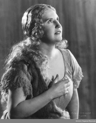 Rolleportrett av Kirsten Flagtad som Sieglinde på The Metropolitan Opera i 1935.
