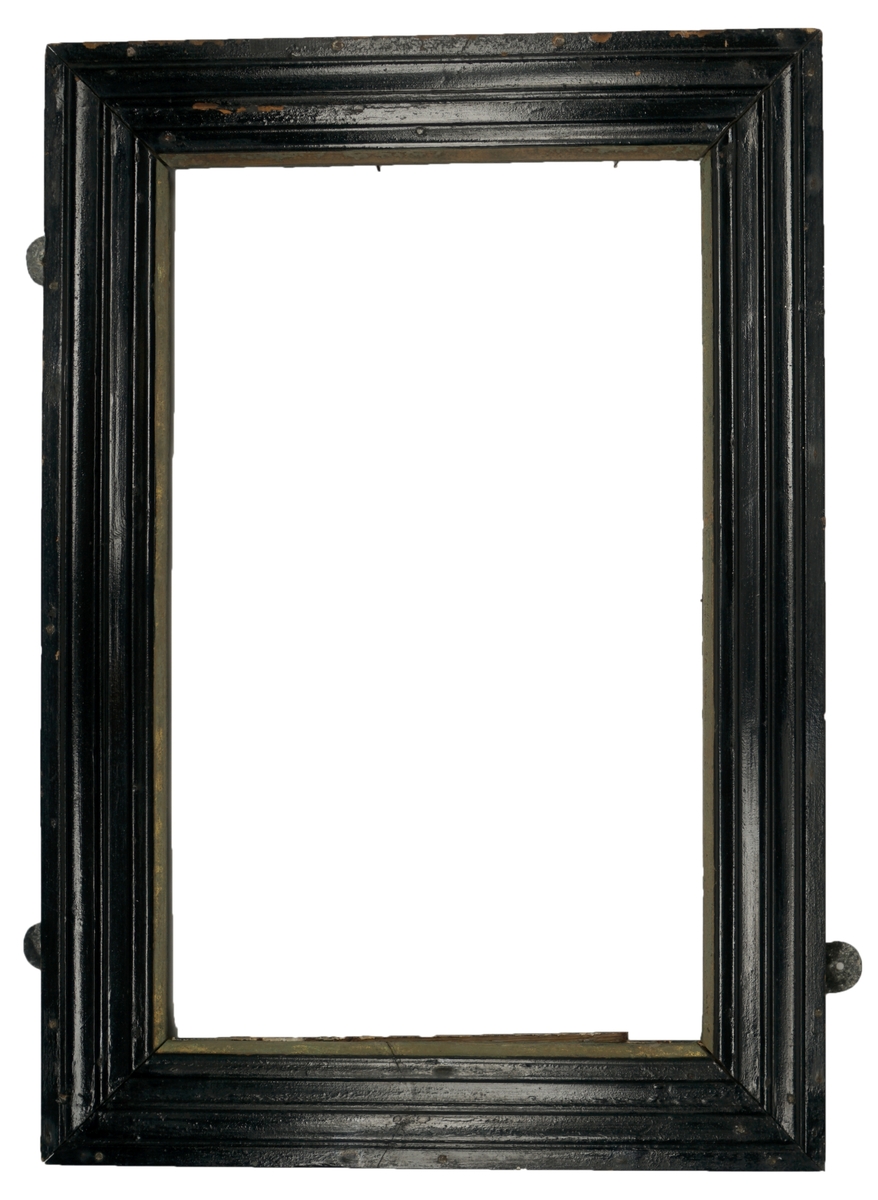 Bemalt metallskilt i rektangulær form. Riksvåpenet av 14.desember 1905 er påført i brun maling samt gullforgylling over "TOLL" i gullforgylling. Dette over en mørk blå bakgrunn. Skiltet er innrammet i en sort ramme, men det er usikkert om denne er original eller ikke.