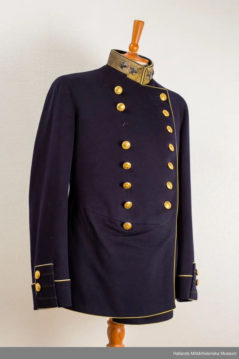 Vapenrock m/1854 för generallöjtnant vid generalstaben. Ridbyxa m/1845 har tillhört Peter Hegardt, läs mer på sid 125 i "Kungliga Hallands Regemente, biografiska uppgifter". Uppsydd hos skräddare 1931.

Till uppsättningen finns:
Ordensband 
2st karschan:
Kommendör av Svärdsordern samt Nordstjärneordern. 
Mössa Modell 1865-99.