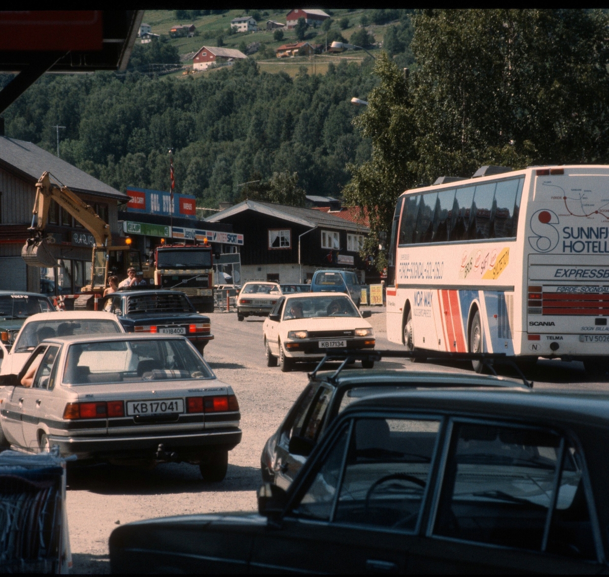 Biltrafikk i Gol sentrum.  Bussen er "Ekspressbussen Førde-Sogndal-Gol-Oslo", også kalla Sogn og Fjordane Ekspressen.
Gol Bygg, Husfliden